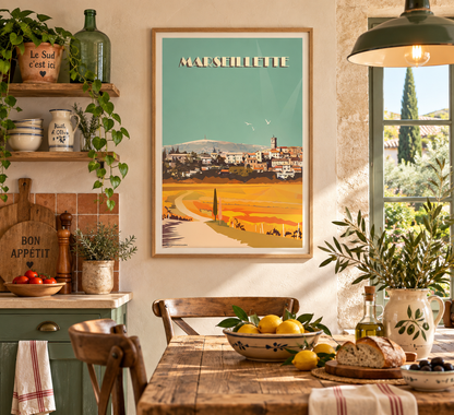 Affiche Marseillette vintage encadrée dans une cuisine campagnarde esprit du Sud, décoration murale aux tons chaleureux et méditerranéens – Pais Chocolatine