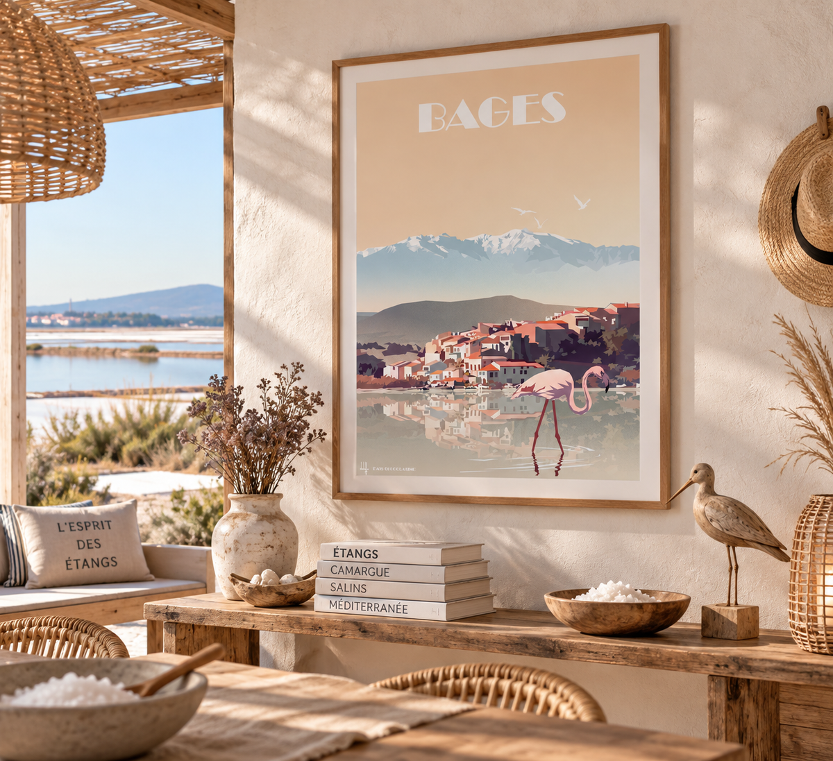 Affiche Bages vintage encadrée dans un intérieur esprit salins et étangs – flamant rose et paysage de l’Aude – Pais Chocolatine