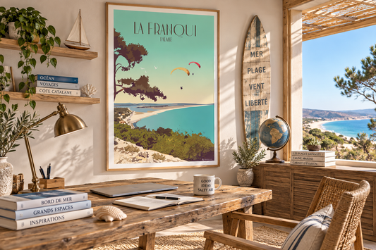 Affiche La Franqui vintage encadrée dans un bureau esprit bord de mer – Méditerranée, falaise et parapente – Pais Chocolatine