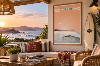 Affiche Euskadi Côte Basque sauvage encadrée sur une terrasse esprit surf – décoration Pays Basque Pais Chocolatine