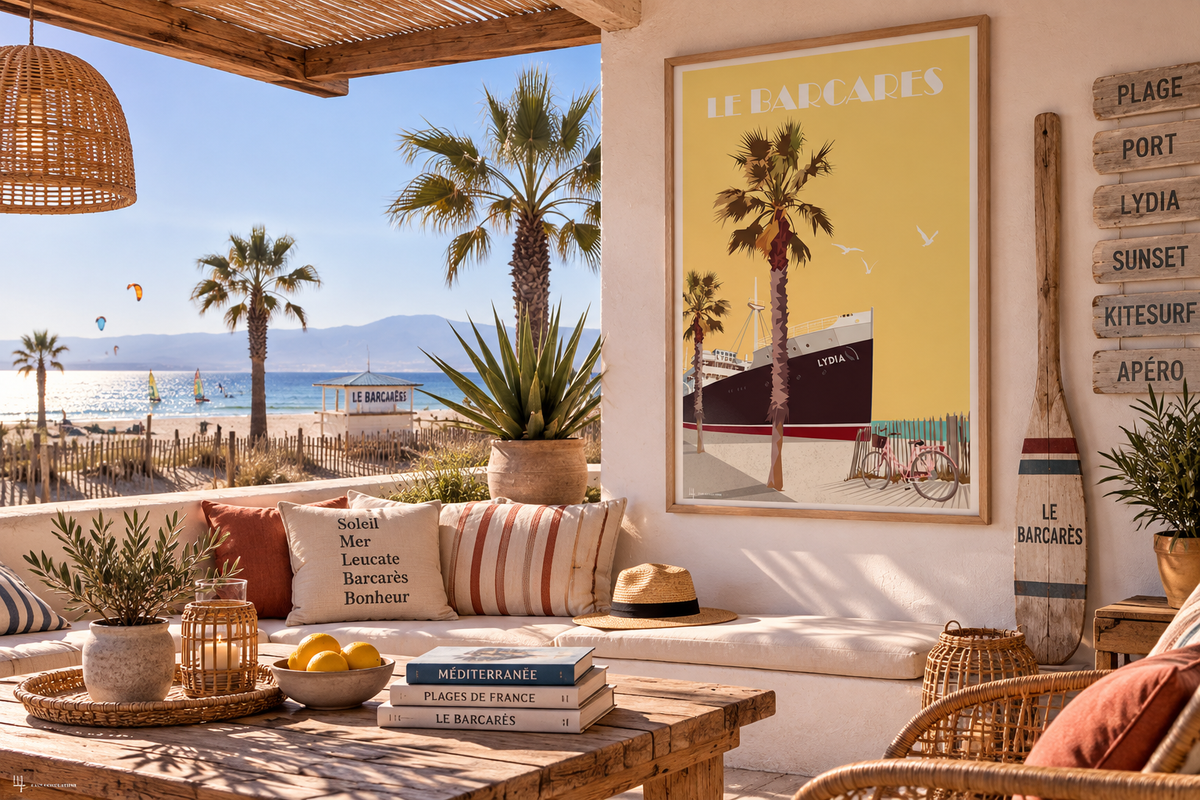 Affiche Le Barcarès Le Lydia encadrée sur une terrasse de bord de mer – décoration vintage côte catalane Pais Chocolatine